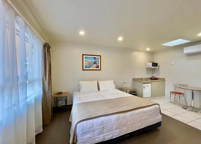 Hobson\'S Choice Motel